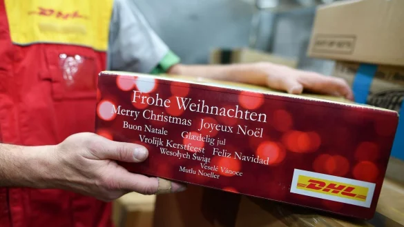 Zu Weihnachten müssen viele Geschenke erst den Zoll passieren. (Archiv) - © Uwe Anspach/dpa