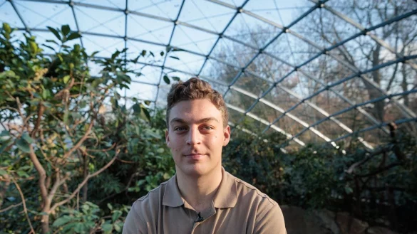 Nikolas Algenstaedt ist für seinen neuen Job extra von Hamburg nach Berlin gezogen. - © Carsten Koall/dpa