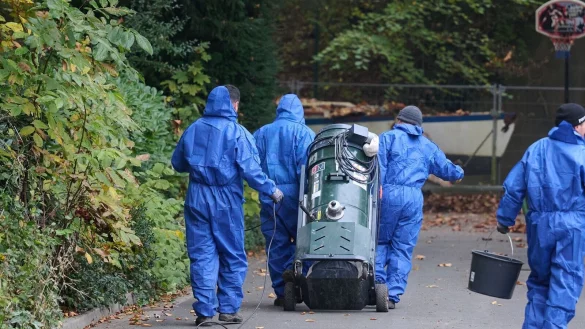 Nach den Funden der asbesthaltigen Bruchst&uuml;cke sind Fachleute im Einsatz, die messen und reinigen (Archivfoto) - &copy; Bernd Thissen/dpa