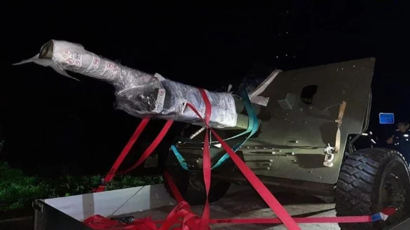 Mit Folie gesichert - aber auch unsch&auml;dlich? Die Polizei hat einen Waffensammler mit Artilleriegesch&uuml;tz auf dem Anh&auml;nger gestoppt. - &copy; Bundespolizeinspektion Aachen/dpa