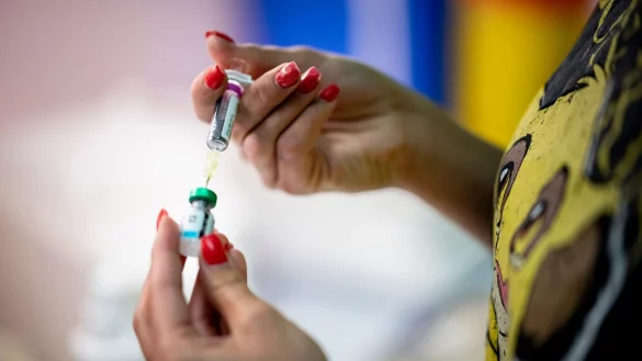 Auch im Erwachsenenalter sollte man sich eine Auffrischung gegen Keuchhusten abholen. - &copy; Fabian Sommer/dpa/dpa-tmn