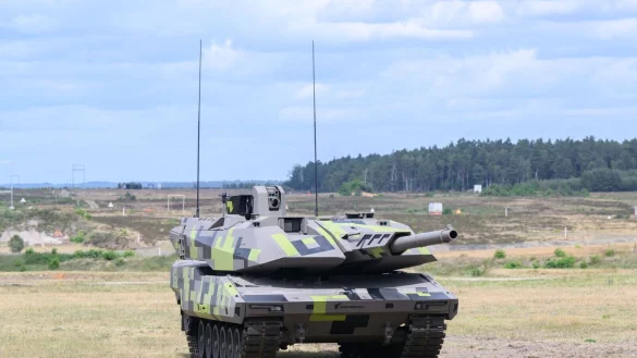 Ein Kampfpanzer Panther KF51 steht im Rheinmetall-Werk Unterl&uuml;&szlig; in Niedersachsen. Auf Basis dieses Panzers will Rheinmetall zusammen mit Leonardo einen neuen Kampfpanzer bauen. - &copy; Julian Stratenschulte/dpa