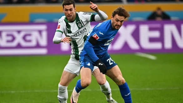 Bruun Larsen (r) und Joe Scally kämpfen um den Ball. - © Jan-Philipp Strobel/dpa