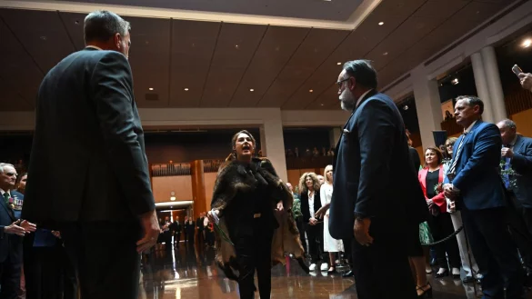 &laquo;Sie sind nicht unser K&ouml;nig!&raquo;, wetterte Senatorin Thorpe. - &copy; Lukas Coch/AAP/dpa