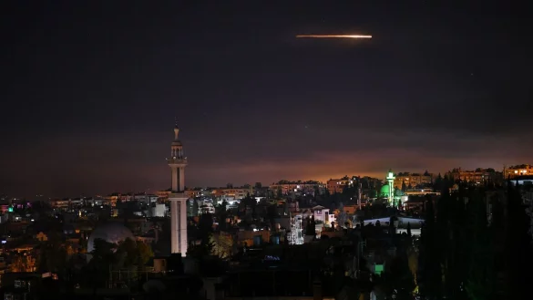 Syrische Luftabwehr im Einsatz: Zeitgleich mit dem Angriff auf den Iran feuerte Israel syrischen Medienberichten zufolge auch Raketen auf Syrien ab. (Archivbild) - &copy; -/Xinhua/dpa