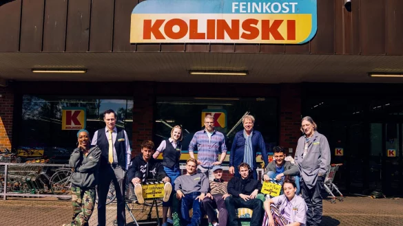 Der &laquo;Kolinski&raquo;-Supermarkt &ouml;ffnet (vorerst) zum letzten Mal auf Amazon Prime Video. - &copy; Dennis Dirk/Amazon Prime Video/dpa