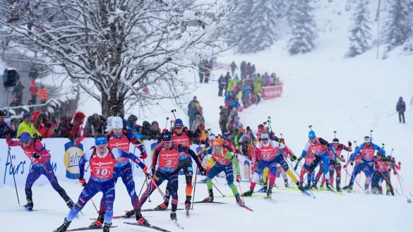 Die deutschen Biathleten schaffen erneut kein Staffel-Podest. - © Matthias Schrader/AP/dpa