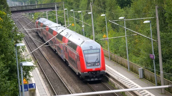 SPD und Grüne wollen mehr Leistung für ein teureres Deutschlandticket. - © Jonas Walzberg/dpa