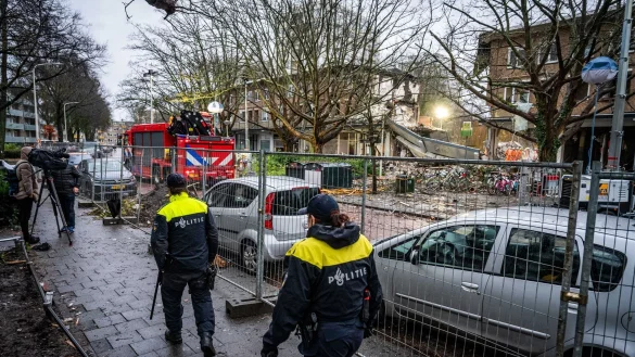 Die Bergungsarbeiten am Ort der Katastrophe in Den Haag gehen weiter. - © Josh Walet/ANP/dpa