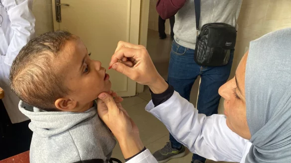 Die Polio-Impfkampagne im n&ouml;rdlichen Gazastreifen ist nach einer Unterbrechung wegen heftiger K&auml;mpfe wieder angelaufen. - &copy; Hadi Daoud Apaimages/APA Images via ZUMA Press Wire/dpa