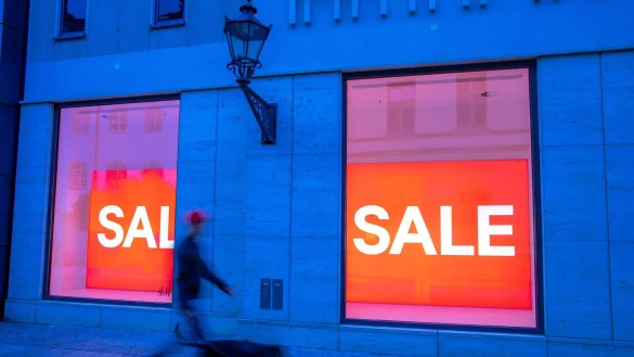 Schon mal ein Sale-Schild in Blau gesehen? Eben. Die Signalfarbe Rot versetzt uns direkt in Alarmbereitschaft und verf&uuml;hrt zum Handeln. Oder halt Kaufen. - &copy; Jens B&uuml;ttner/dpa/dpa-tmn