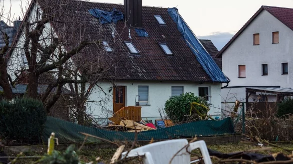 Die Nachfrage nach Versicherungsschutz ist hoch, unter anderem wegen der im langfristigen Trend steigenden Schäden durch Naturkatastrophen. (Symbolbild) - © Nicolas Armer/dpa/dpa-tmn