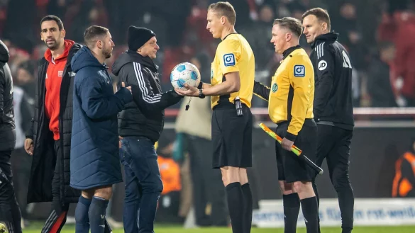 Schiedsrichter Martin Petersen (3.v.r.) war rund um den Eklat gefragt. - © Andreas Gora/dpa