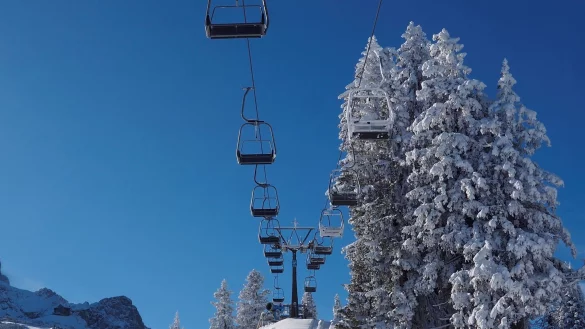 Ein leerer Sessellift im noch nicht geöffneten Skigebiet von Garmisch-Partenkirchen. Die Vorbereitungen für die Saisoneröffnung laufen, doch nach zwei guten Jahren könnte die Zahl der Wintergäste in den Alpen krisenbedingt sinken. - © Carsten Hoefer/dpa