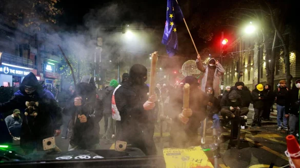 Seit Tagen kommt es in Georgien zu proeuropäischen Protesten - teils auch mit Gewalt. - © Zurab Tsertsvadze/AP/dpa