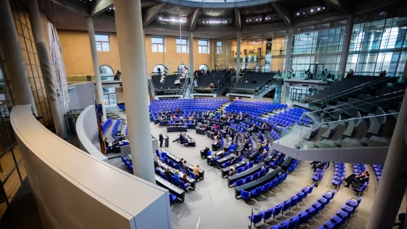 Nach dem Bundestag muss noch der Bundesrat der Finanzierung des Tickets für 2025 zustimmen. - © Christoph Soeder/dpa