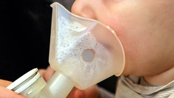 Inhalationsgeräte sind für Kinder wie für Erwachsene gleichermaßen gemacht. Babys brauchen allerdings mitunter eine spezielle Babymaske. - © Patrick Pleul/dpa/dpa-tmn