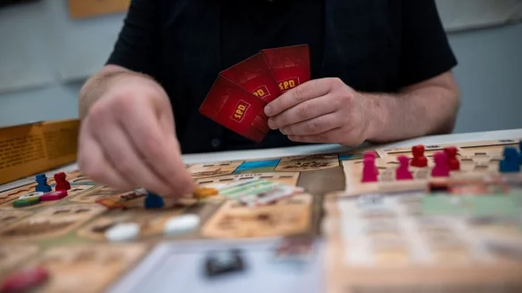 Geschichte anders erspielen im Brettspiel &laquo;Weimar - Der Kampf um die Demokratie&raquo;. - &copy; Fabian Strauch/dpa