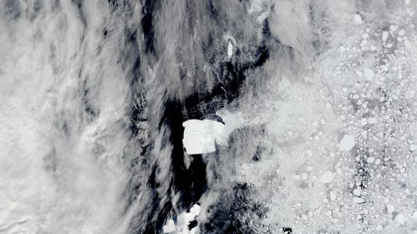 Der wohl gr&ouml;&szlig;te Eisberg der Welt ist Jahrzehnte nach seinem Abbrechen vom antarktischen Schelfeis auf dem Weg nach Norden. - &copy; Cover Images/Zuma Press/dpa