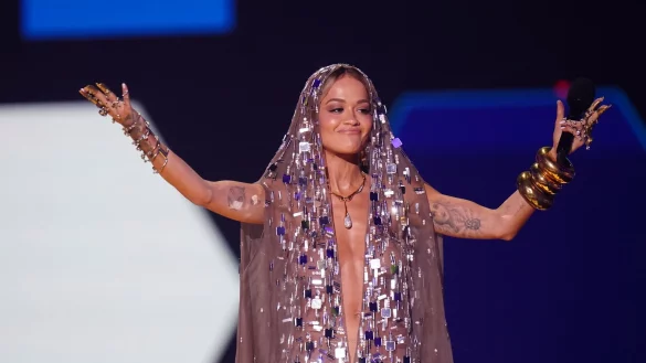 Rita Ora betrat nur leicht verh&uuml;llt die B&uuml;hne in der Co-op Live Arena in Manchester. - &copy; Ian West/PA Wire/dpa