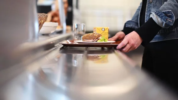 12 Uhr, Zeit für Mittag: Nicht in jedem Unternehmen sind Pausenzeiten streng vorgeschrieben. - © Uli Deck/dpa/dpa-tmn