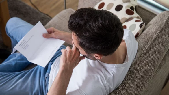 Wer eine betriebsbedingte K&uuml;ndigung erh&auml;lt, informiert sich am besten schnell zum Thema K&uuml;ndigungsschutzklage. - &copy; Christin Klose/dpa-tmn