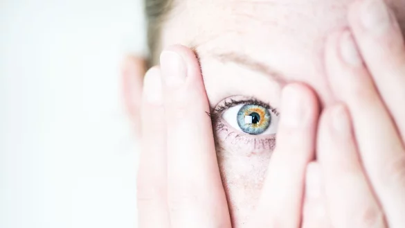 Atem&uuml;bungen und Ablenkung k&ouml;nnen im Moment einer Panikattacke beruhigend wirken. - &copy; Franziska Gabbert/dpa-tmn