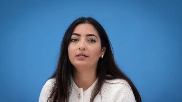 Staatsministerin Reem Alabali-Radovan (SPD) findet die aktuelle Debatte um Rückführungen nach Syrien unmöglich. - © Soeren Stache/dpa