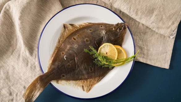 Scholle aus der Ostsee ist eine der wenigen Fischarten, die Experten noch uneingeschränkt empfehlen können. - © Christin Klose/dpa-tmn