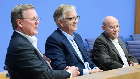 In der Bundespressekonferenz zeigten sich die k&uuml;nftigen Direktkandidaten Bodo Ramelow, Dietmar Bartsch und Gregor Gysi recht siegesgewiss. - &copy; Bernd von Jutrczenka/dpa