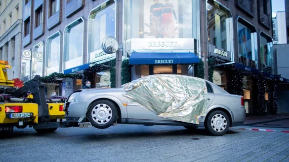 Die Täter waren mit einem gestohlenen Wagen in das Schaufenster gefahren. (Archivbild) - © Rolf Vennenbernd/dpa