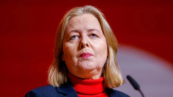 Bundestagspr&auml;sidentin B&auml;rbel Bas spricht den Angeh&ouml;rigen der Opfer der t&ouml;dlichen Attacke auf dem Magdeburger Weihnachtsmarkt ihr Mitgef&uuml;hl aus. - &copy; Thomas Banneyer/dpa