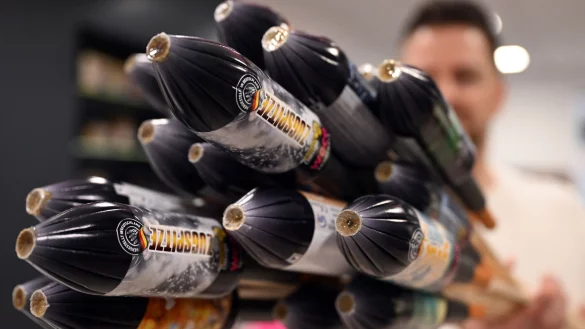 Ein Mitarbeiter hält im Showroom der Feuerwerksfirma Weco Silvesterraketen. - © Federico Gambarini/dpa