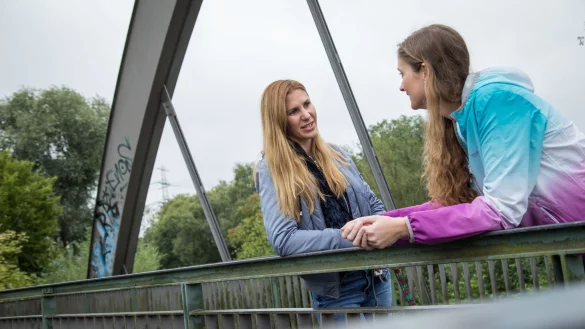 Empathisches Zuh&ouml;ren und Verst&auml;ndnis helfen oft mehr, als L&ouml;sungen vorzuschlagen. - &copy; Christin Klose/dpa-tmn