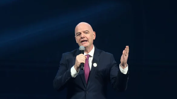 Gastgeber beim FIFA-Gala Dinner in Doha: Präsident Gianni Infantino - © Hussein Sayed/AP/dpa