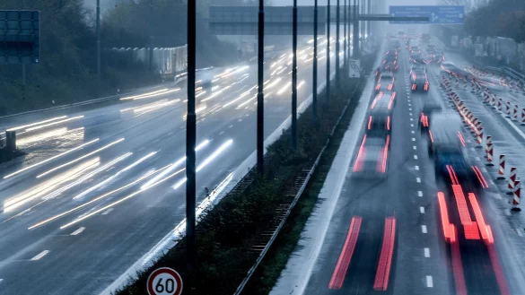 Driving Home for Christmas: Vor Weihnachten braucht man auf den Autobahnen in NRW vermutlich etwas Geduld. (Archivbild) - © Federico Gambarini/dpa