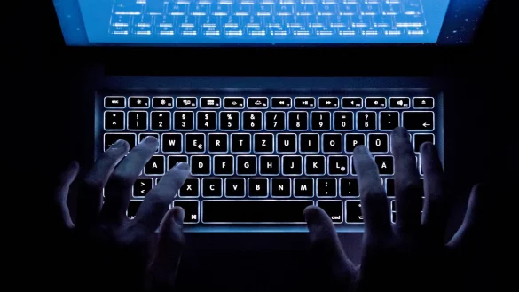 Scheinbare Schn&auml;ppchen im Internet k&ouml;nnen sich beim Weihnachtseinkauf als b&ouml;se Falle erweisen. (Symbolbild) - &copy; Silas Stein/dpa/dpa-tmn