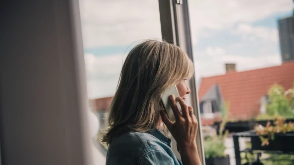 Fordert bei einem Anruf eine computergenerierte Stimme dazu auf, diesen Kontakt auf Whatsapp hinzuzufügen, blockiert man die Rufnummer am besten gleich. - © Zacharie Scheurer/dpa-tmn