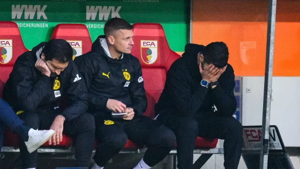 Entt&auml;uschung pur: BVB-Trainer Nuri Sahin (r.) w&auml;hrend des Spiels auf der Bank. - &copy; Tom Weller/dpa