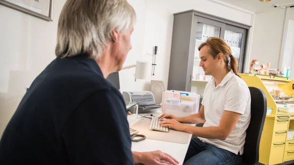 Dringende Arztbesuche sind während der Arbeitszeit erlaubt, Routineuntersuchungen sollten hingegen besser in die Freizeit gelegt werden. - © Christin Klose/dpa-tmn