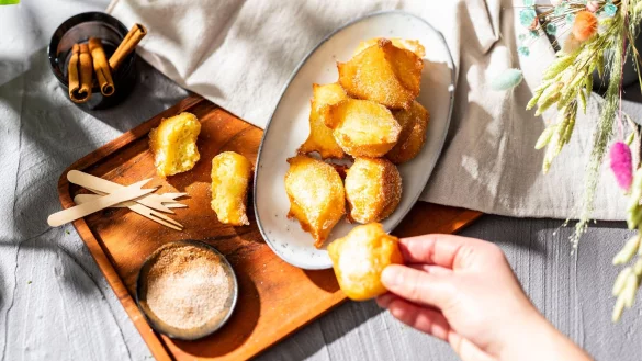 Kartoffeln verleihen Quarkmutzen nicht nur eine goldgelbe Farbe, sondern machen den Teig auch lockerer und saftiger. - © KMG/die-kartoffel.de/dpa-tmn