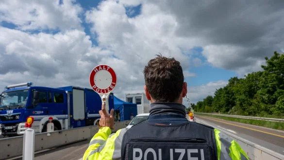 Bundesinnenministerin Nancy Faeser begr&uuml;ndete die Anordnung station&auml;rer Kontrollen an allen Landgrenzen ab Mitte September mit irregul&auml;rer Migration sowie dem Schutz vor islamistischen Terroristen und grenz&uuml;berschreitender Kriminalit&auml;t. (Archivbild) - &copy; Harald Tittel/dpa