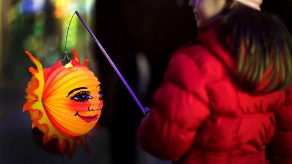 Was nach dem Martinsumzug immer gefragt ist, sind w&auml;rmende Getr&auml;nke. - &copy; Arno Burgi/dpa-Zentralbild/dpa-tmn