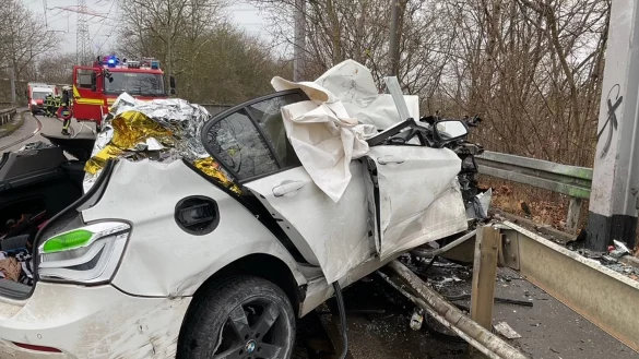 Zwei Rettungshubschrauber und ein Krankenwagen transportierten die Schwerverletzten. - © Feuerwehr Dortmund/dpa