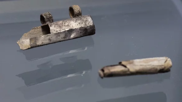 Die Schriftrolle steckte in einer Hülse, die um den Hals getragen wurde. - © Boris Roessler/dpa