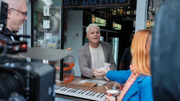 F&uuml;r den K&ouml;lner Comedian Guido Cantz ist der Kiosk ein Ort des Austausches. - &copy; Henk Aaron Szanto/ZDF/dpa