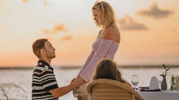 GZSZ-Star Timur &Uuml;lker hat seiner Freundin Caroline am Strand einen Antrag gemacht - die beiden Kinder waren lebhafte Zeugen. - &copy; Raaya by Atmosphere/dpa