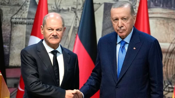 Deutschland und die T&uuml;rkei wollen wieder enger kooperieren, etwa im R&uuml;stungsbereich - zur offenen Konfrontation von Scholz (l.) und Erdogan kam es dagegen beim Thema Nahost. - &copy; Khalil Hamra/AP/dpa