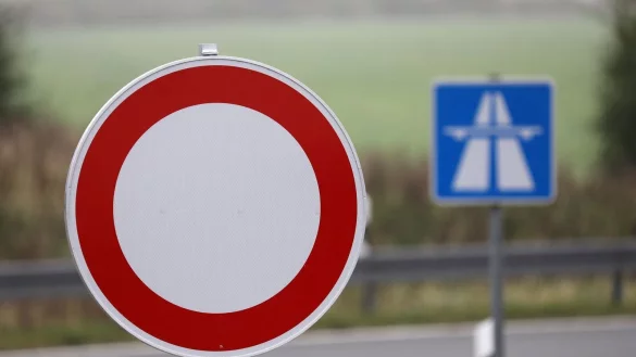 Mitte Januar wird die Autobahn 1 bei Leverkusen ein Wochenende lang aufgrund von Bauarbeiten in beide Fahrrichtungen gesperrt. (Symbolbild) - © Bernd Wüstneck/dpa-Zentralbild/dpa