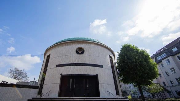 Unter der &Uuml;berschrift &laquo;Ein Jahr danach&raquo; gibt es am Montag eine Mahnwache vor der D&uuml;sseldorfer Synagoge. Am Abend sollen auf dem Platz vor der Synagoge 1200 Kerzen im Gedenken an die Opfer entz&uuml;ndet werden. - &copy; Rolf Vennenbernd/dpa